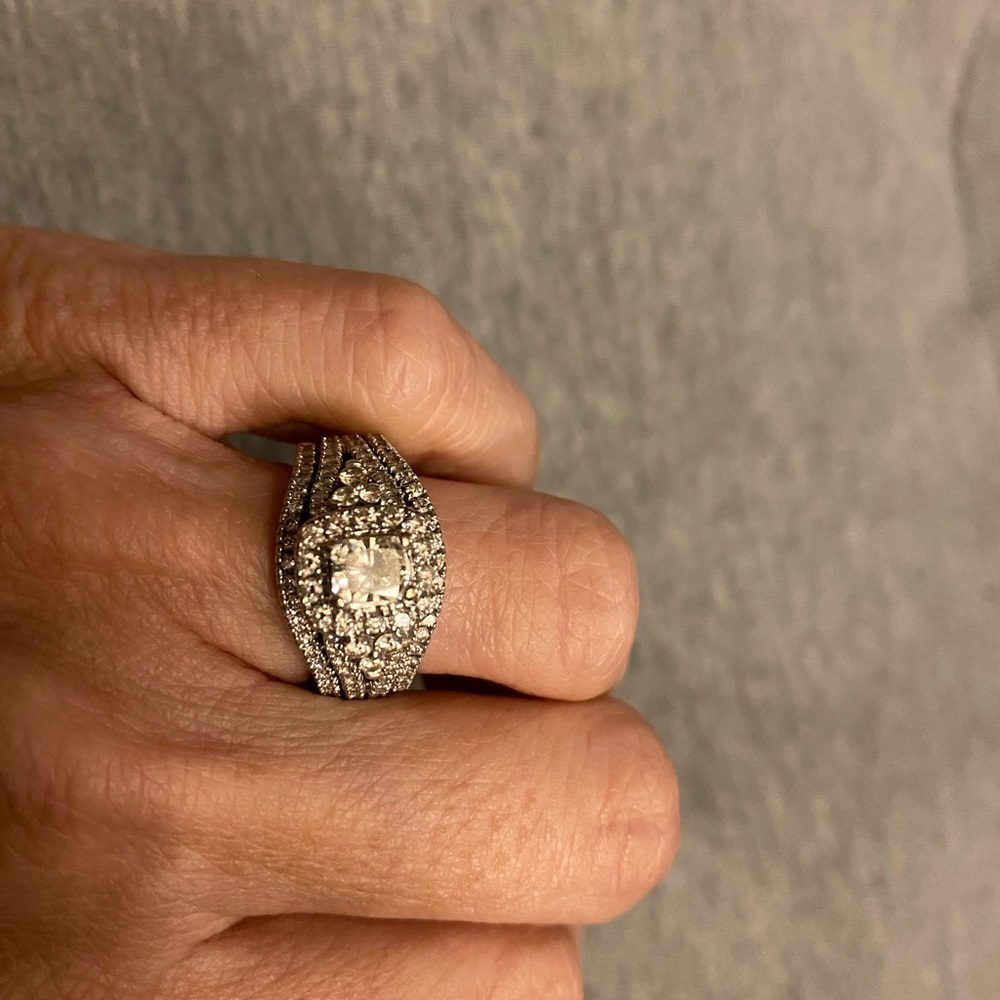 Elegant 14kt White Gold Halo Bridal Ring Set with Diamonds - Picture 5 of 6